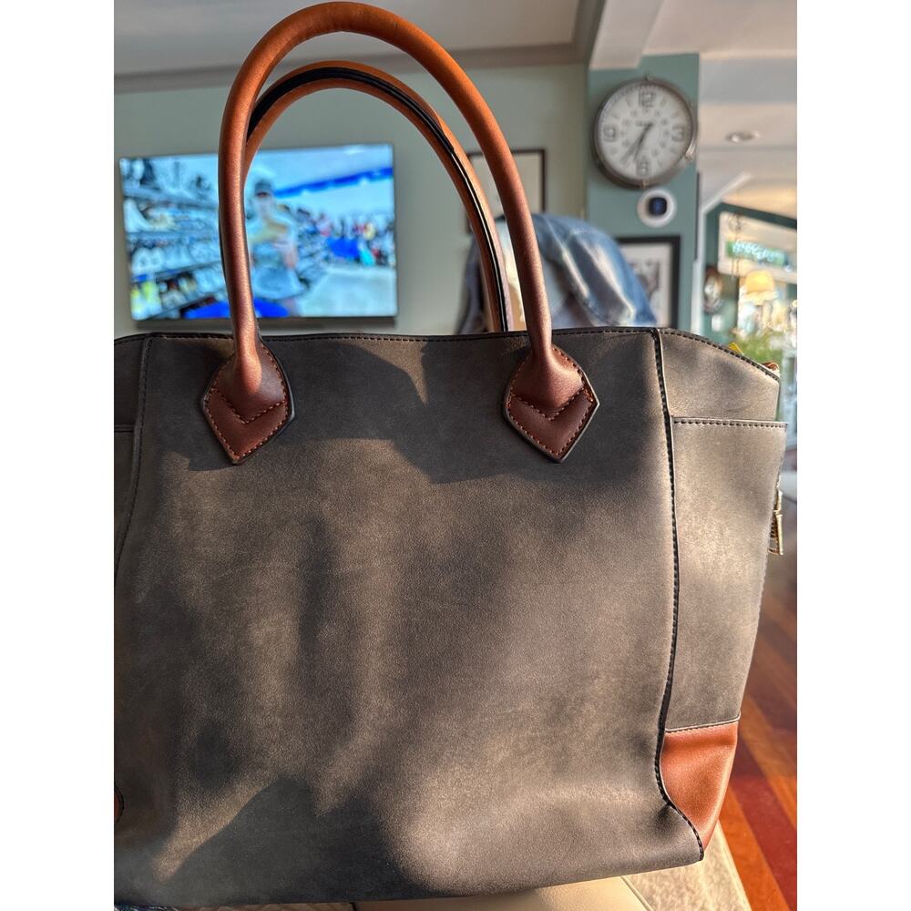 Vintage Leather Bella Milano bag with shoulder strap and handle